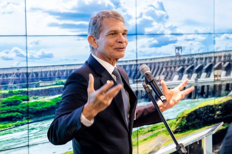 Há seis meses no cargo, Silva e Luna criou uma nova Itaipu