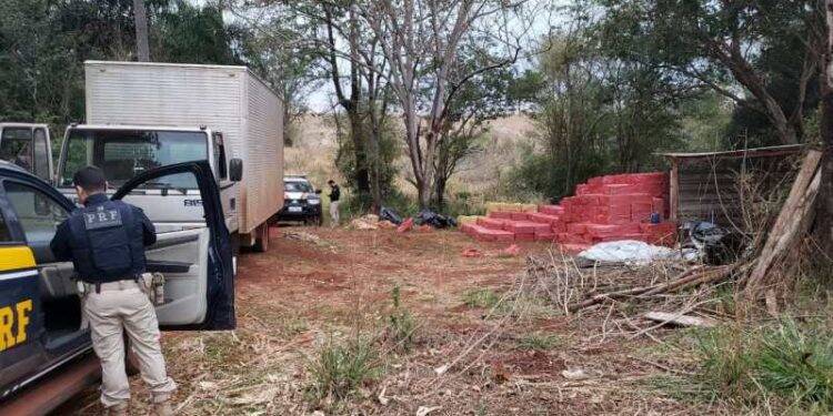 PRF, PF e Exército estouram depósito com R$ 7,5 milhões em cigarros no Paraná