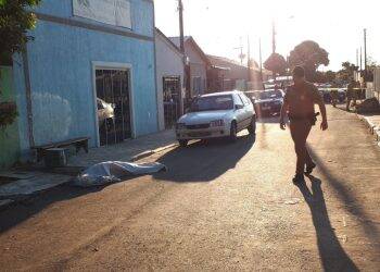 Homem é assassinado a tiros e mulher fica ferida na Vila Miranda