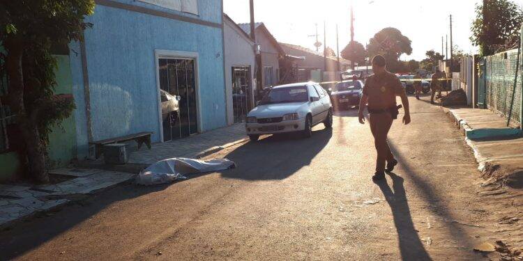 Homem é assassinado a tiros e mulher fica ferida na Vila Miranda