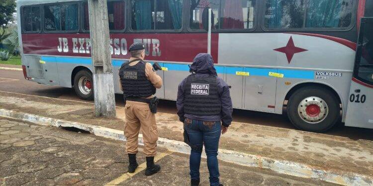 Ônibus carregado de mercadoria ilegal é apreendido pelo BPFRON em Foz