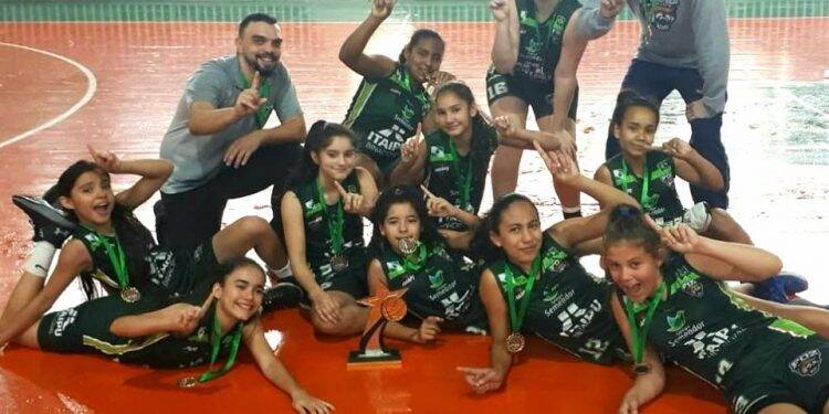 Basquete feminino de Foz faz bonito em duas competições