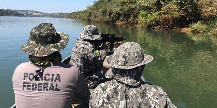 Polícia faz operação de combate a crimes ambientais ao longo do Rio Iguaçu