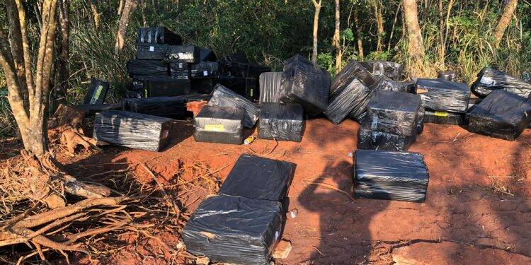 Dois homens são presos  com mercadorias contrabandeadas