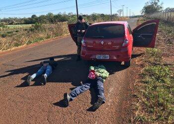 Trio é flagrado com pistolas em carro
