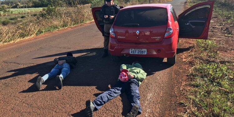 Trio é flagrado com pistolas em carro