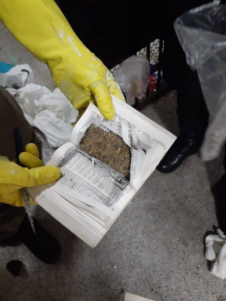 Presos usam bíblia para esconder maconha em presídio do Paraná