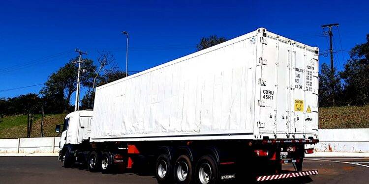 Motorista é preso em carreta carregada com 45 mil pacotes de cigarros