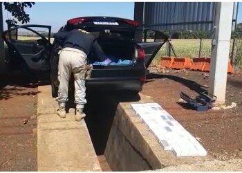 PRF e RF encontram celulares em fundo falso de automóvel