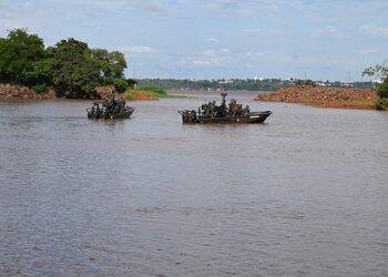 Contrabandista em barco é morto por militares do Exército em Guaíra