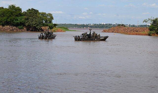 Contrabandista em barco é morto por militares do Exército em Guaíra