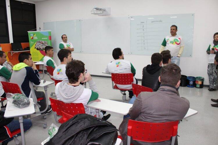 Alunos da UNILA vencem Torneio Paranaense de Economia