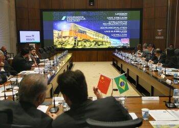 Ratinho Junior apresenta projeto de Ferrovia até Foz do Iguaçu para empresários chineses