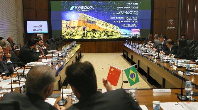 Ratinho Junior apresenta projeto de Ferrovia até Foz do Iguaçu para empresários chineses