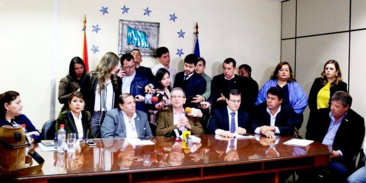Deputados colorados arquivam impeachment de Marito