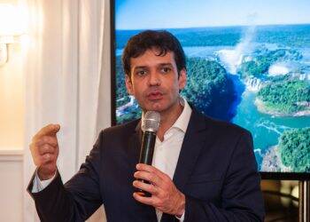 Ministro do Turismo visita Foz e diz que trabalha para trazer voos internacionais à cidade