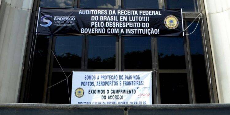Auditores da Receita Federal realizam manifestação nesta quarta-feira