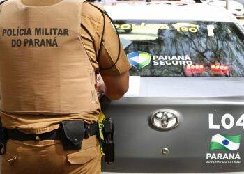 Polícia Militar encaminha três pessoas à delegacia por porte ilegal de arma