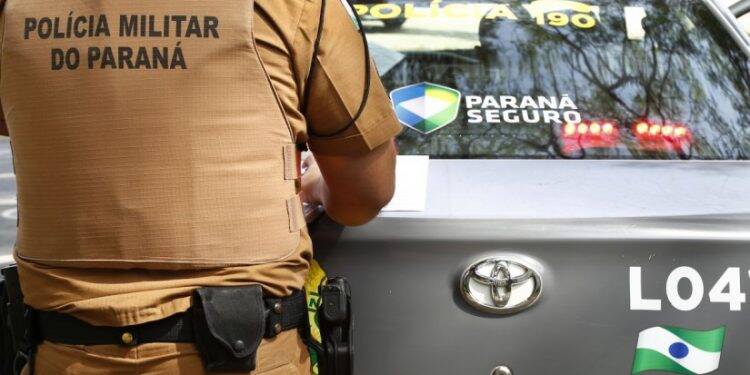 Polícia Militar encaminha três pessoas à delegacia por porte ilegal de arma