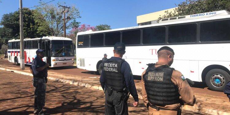 Operação Hórus Sul apreende dois ônibus em Foz carregado de mercadorias ilegais