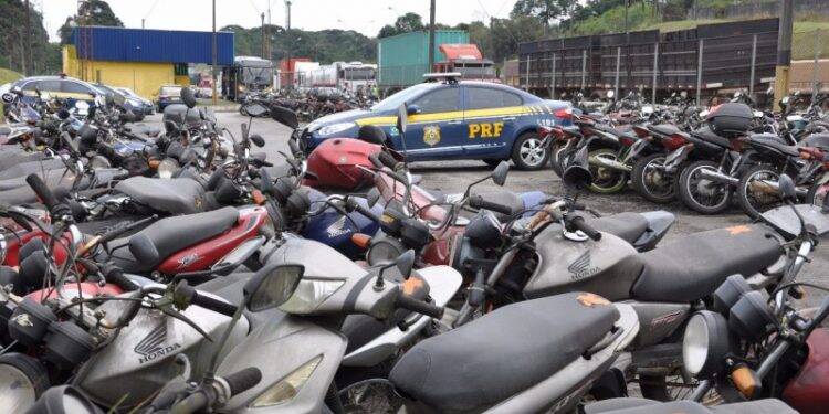 PRF promove leilão de 1400 veículos em Foz do Iguaçu