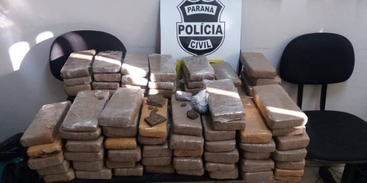 Mulher é presa após polícia encontrar 60 kg de maconha embaixo da cama no Lagoa Dourada