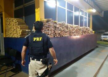 PRF apreende maconha em veículo roubado