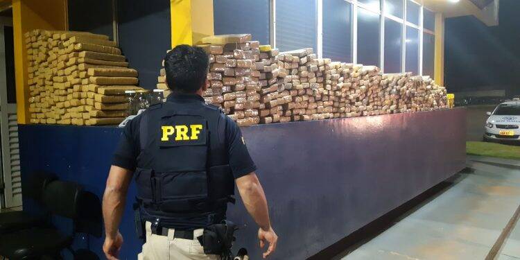 PRF apreende maconha em veículo roubado