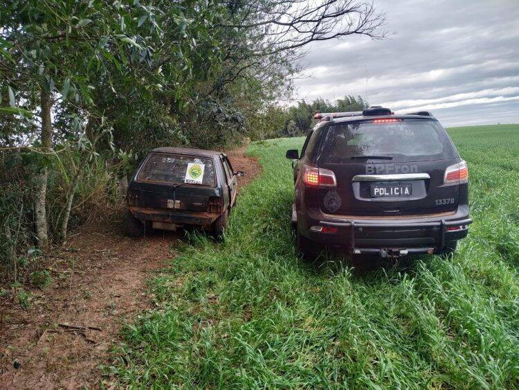 BPFron apreende carro carregado com cigarros em porto clandestino de Foz