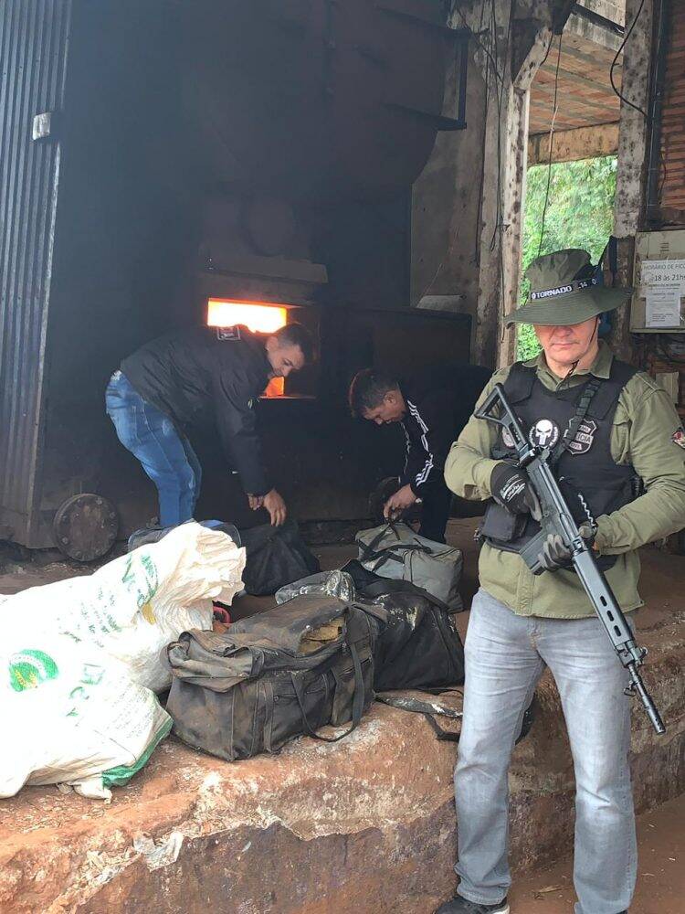 Polícia Civil de Santa Terezinha de Itaipu incinera duas toneladas de maconha