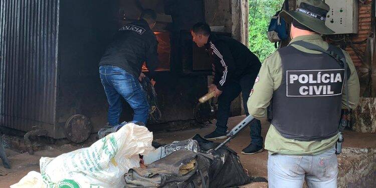 Polícia Civil de Santa Terezinha de Itaipu incinera duas toneladas de maconha
