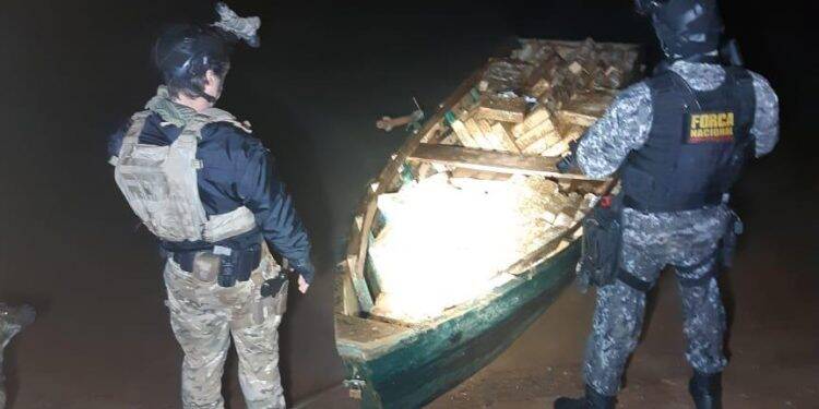 PF e FN apreendem barco com maconha na ilha Acaray, em Foz do Iguaçu