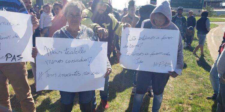 Manifestantes pedem paz e liberdade para trabalhar no Rio Paraná