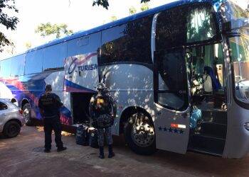 PF e FN apreendem celulares no pneu estepe de ônibus de turismo