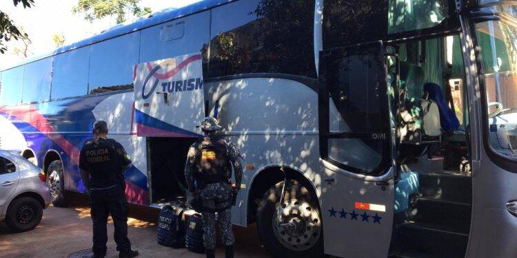 PF e FN apreendem celulares no pneu estepe de ônibus de turismo