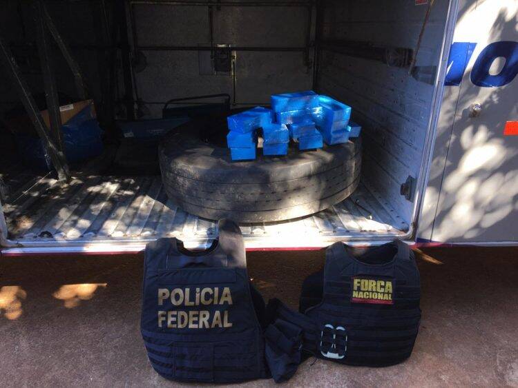 PF e FN apreendem celulares no pneu estepe de ônibus de turismo