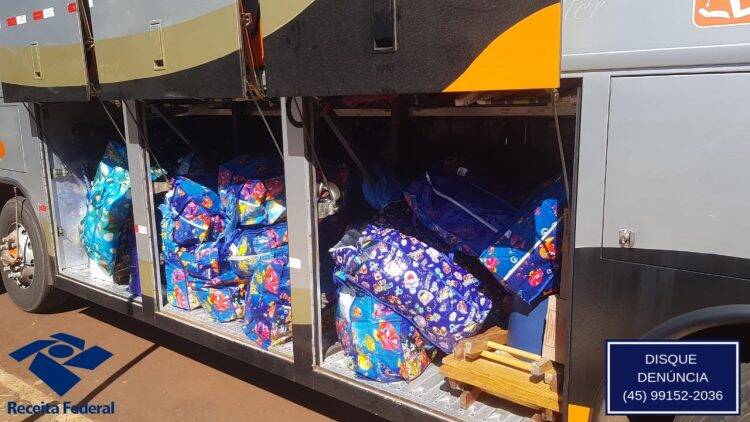 Receita Federal retém dois ônibus com mercadorias irregulares