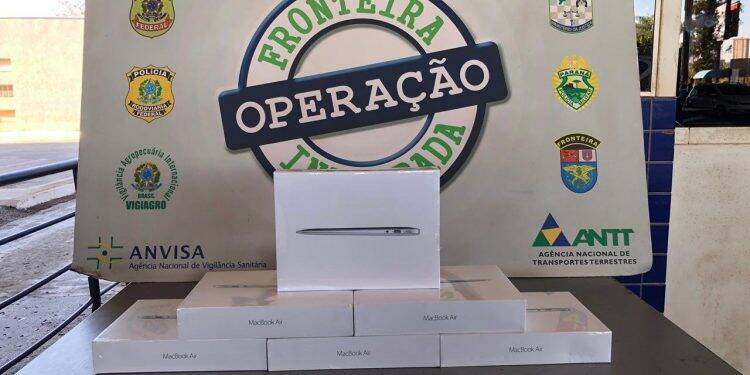 Notebooks são apreendidos em fundo falso de táxi paraguaio