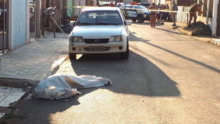 Homem é assassinado a tiros e mulher fica ferida na Vila Miranda