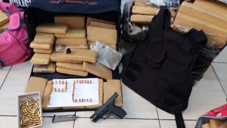 Quatro pessoas são detidas pela Polícia Civil suspeitas de assalto e tráfico