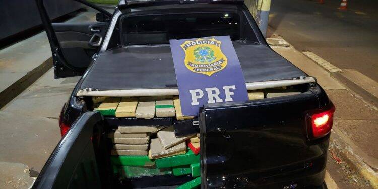 PRF apreende mais de 600 kg de maconha em Fiat/Toro
