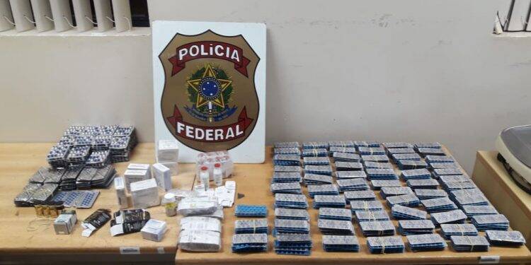 PF prende homens com medicamentos para disfunção erétil e ônibus é apreendido