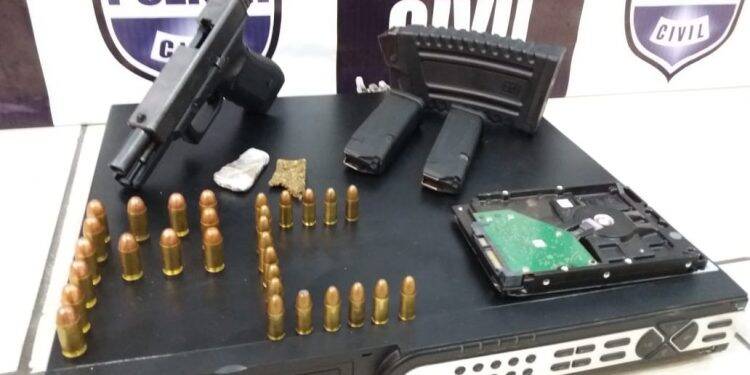 Homem com posse ilegal de arma de uso restrito é preso por receptação