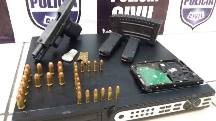Homem com posse ilegal de arma de uso restrito é preso por receptação