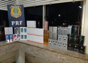 PRF encontra celulares em fundo falso de automóvel