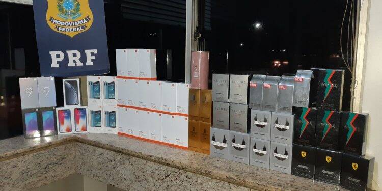 PRF encontra celulares em fundo falso de automóvel