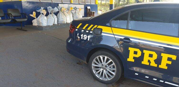 Adolescente é flagrado dirigindo carro roubado com mais de 300 quilos de maconha