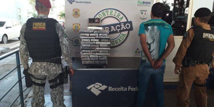 Carro paraguaio é apreendido com quase 90 kg de cocaína na Ponte da Amizade