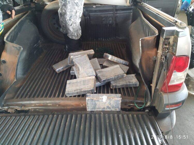 Carro paraguaio é apreendido com quase 90 kg de cocaína na Ponte da Amizade
