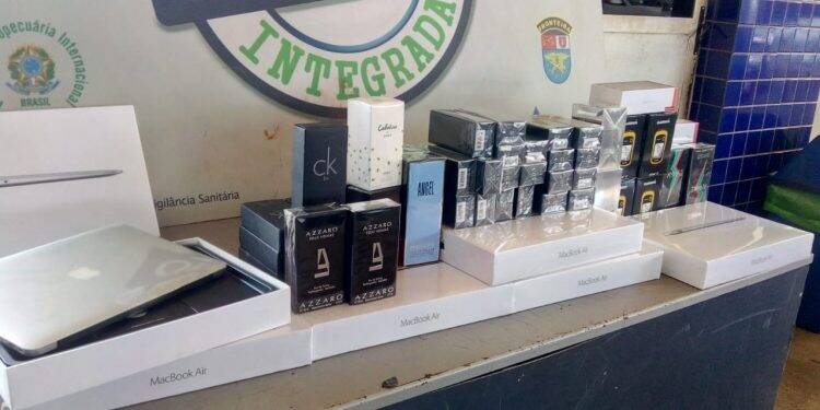 Van com mercadorias em fundo falso é apreendida na Ponte Internacional da Amizade